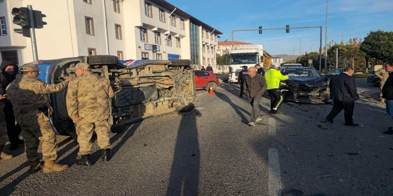 Makam aracı jandarma minibüsüne çarptı; 2 asker yaralandı
