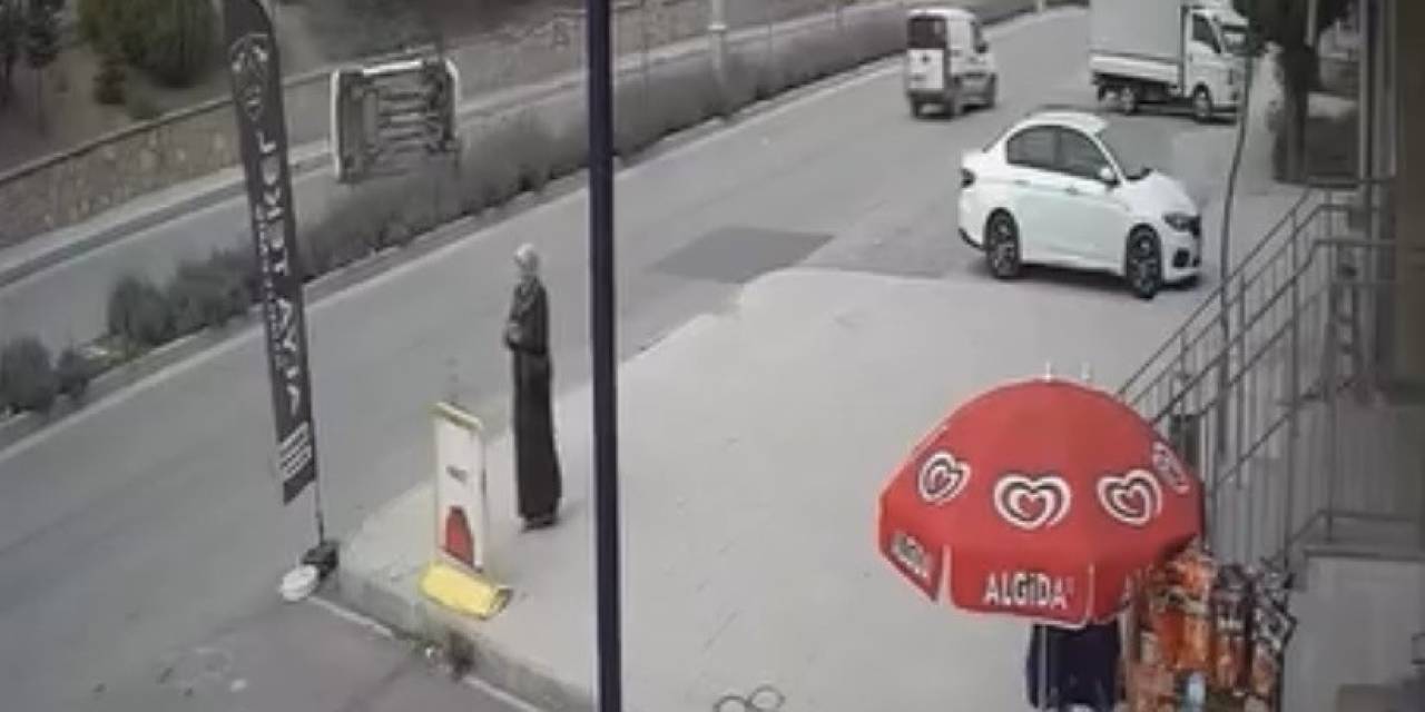 Elazığ’da Aracın Yan Yattığı Kaza Kamerada