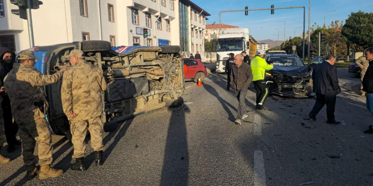 Gümüşhane'de belediye makam aracı jandarma minibüsüne çarptı; 2 asker yaralandı