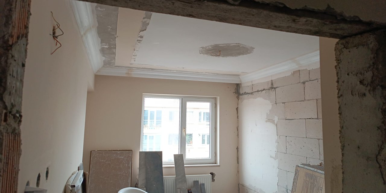 Mahkeme kararıyla komşunun bir odasını kendi dairesine kattı