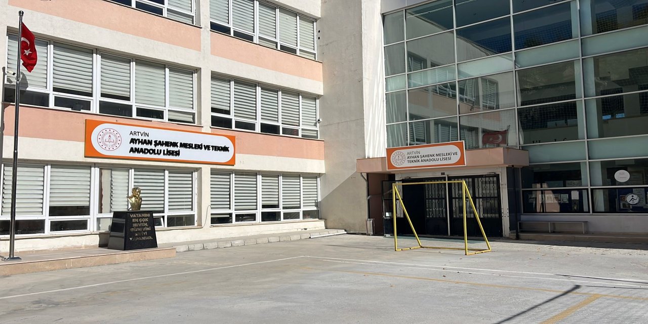 Uçurumun kenarındaki okulda eğitim yeniden başladı