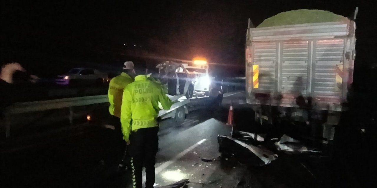 Gaziantep'te otomobil kamyona çarptı: 3 ölü