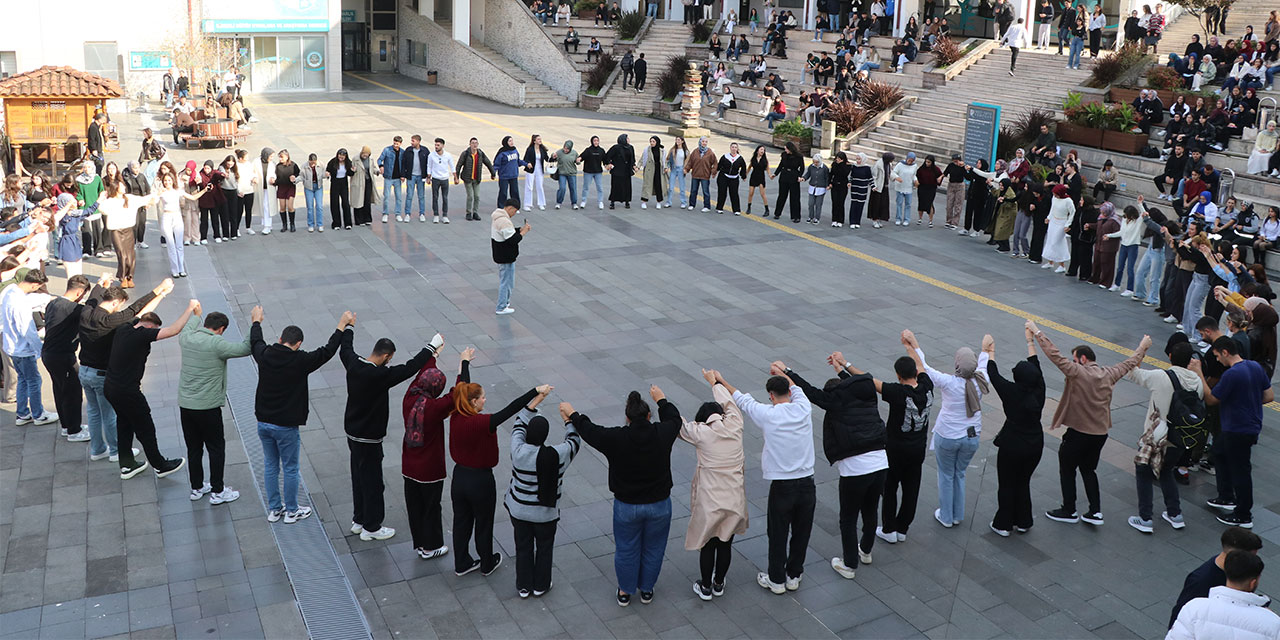 Rize'de üniversite öğrencileri vize sınavları öncesi tulum eşliğinde eğlendi