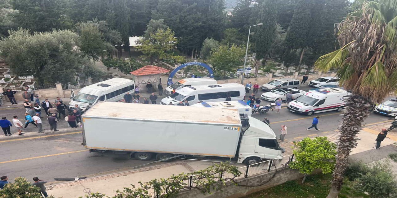 Midibüs ile kamyon çarpıştı; 22'si öğrenci, 23 yaralı