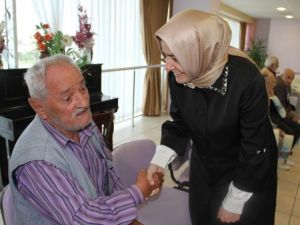 Huzurevi Sakininden Ak Parti’li Sayan’a: “Sokakta Kalmaktan Korkmayın Çünkü Burası Var”