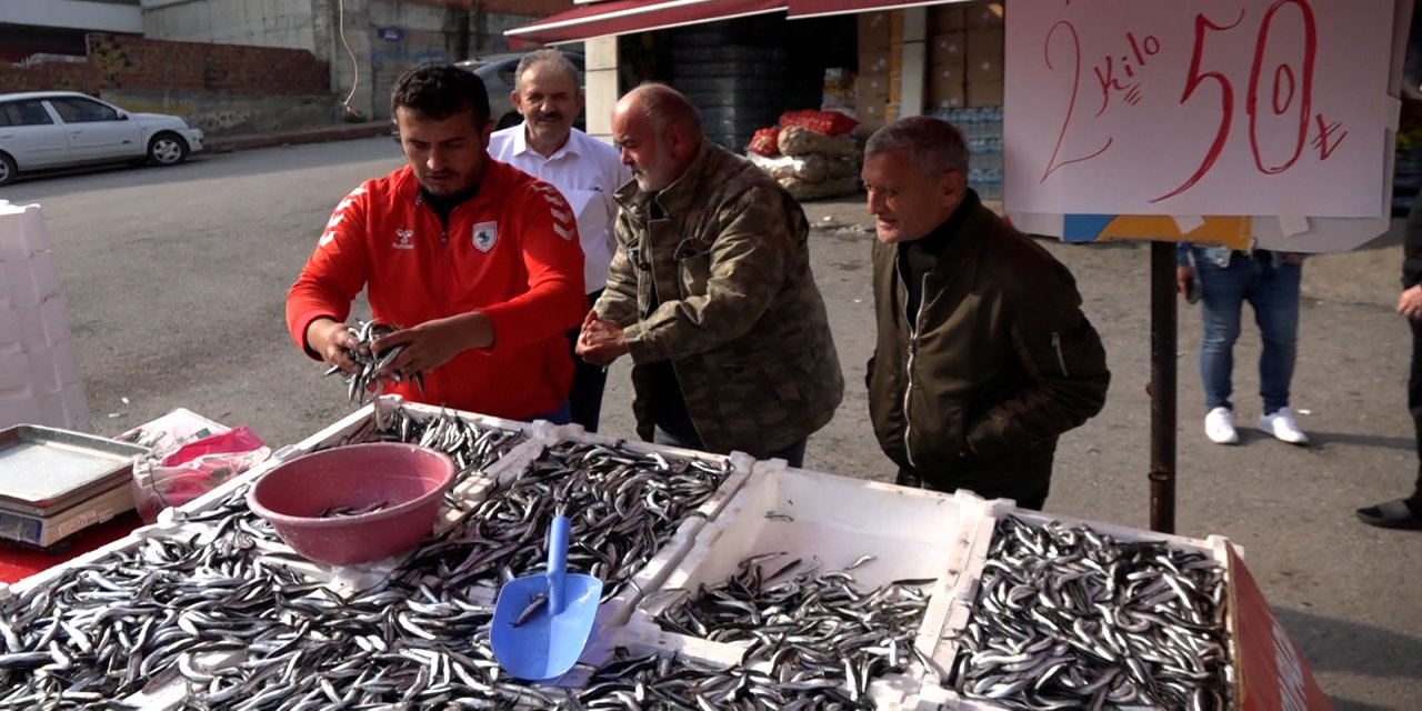 Samsunspor’un başarısını, 75 kasa hamsiyi, kilosunu 25 TL’den satarak kutladı