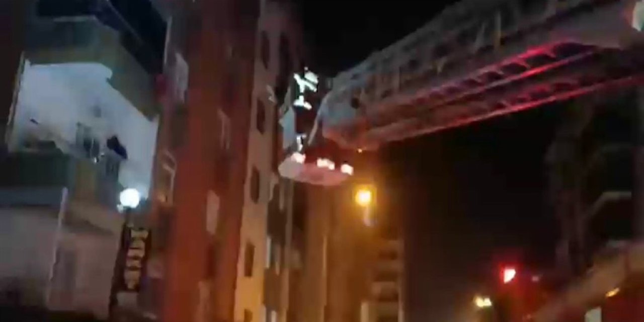 Yanan evin balkonunda mahsur kalan çocuk, kurtarıldı