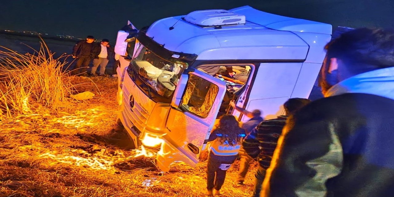 Tır tarlaya uçtu: 2 yaralı