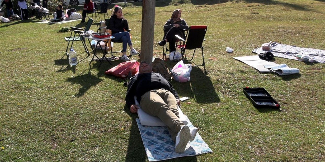 Trabzon'da sıcak havayı fırsat bilenler, yayla ve parklara akın etti