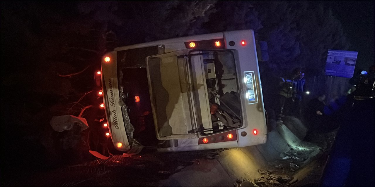 Otomobil ile çarpışan midibüs devrildi: 1’i ağır 8 yaralı