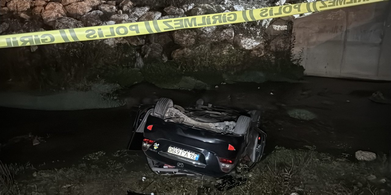 Otomobil, köprüden dereye düştü: 1 ölü, 1 yaralı