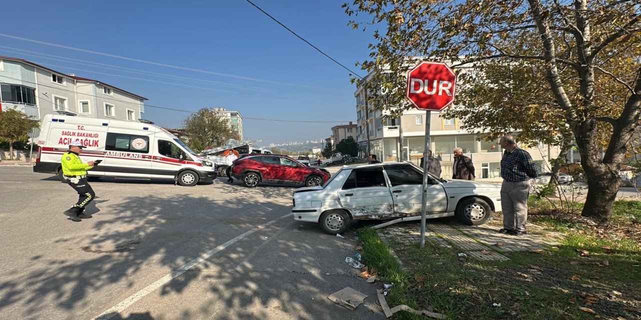 SUV araç ile otomobil çarpıştı: 2'si çocuk 4 yaralı