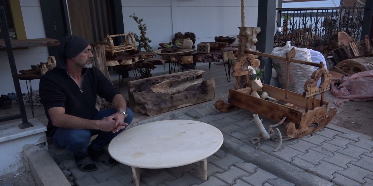 Ağaç parçalarını eşyaya dönüştürüyor; hayali müze kurmak