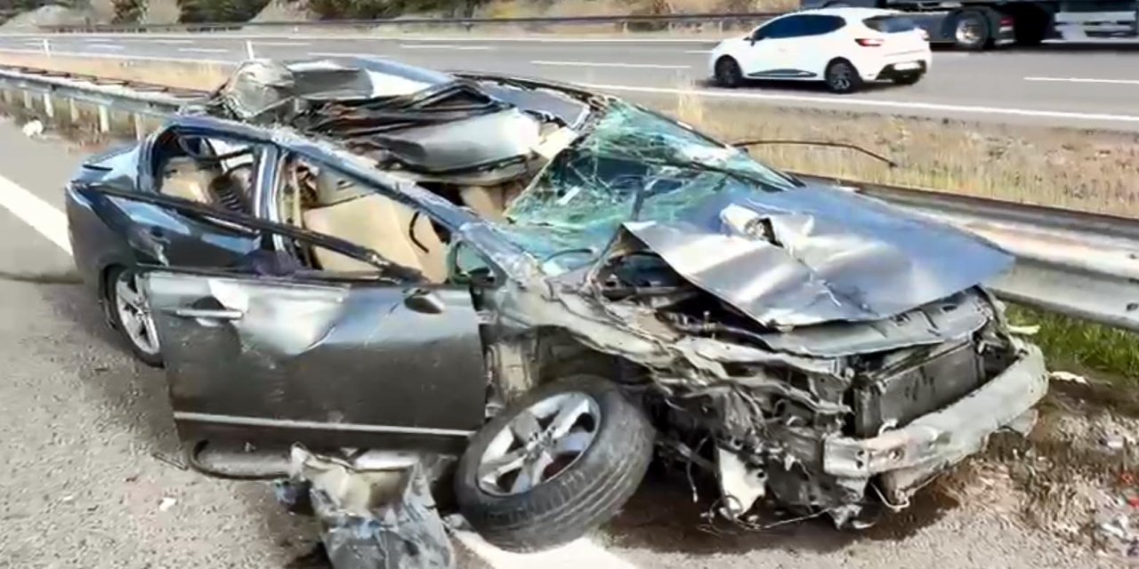 Otomobil, otoyolda kamyona çarptı; 3 yaralı