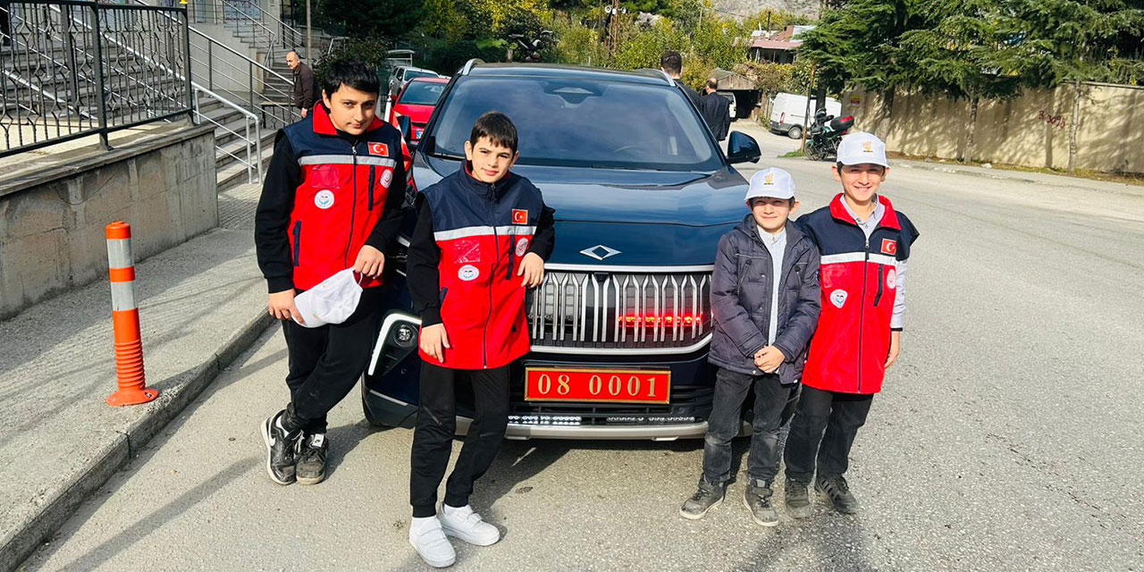 Artvin Valisi Ergün'den Öğrencilere Büyük Jest: TOGG ile Eve Dönüş Sürprizi