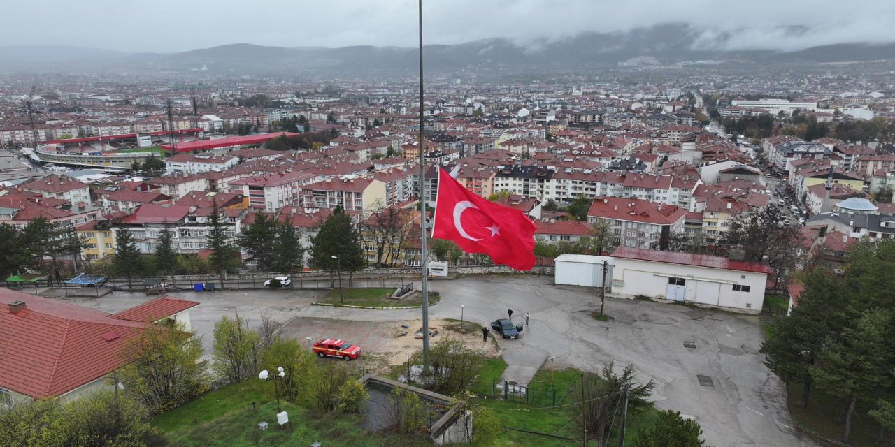 Bolu Belediyesi önündeki Türk bayrakları yarıya indirildi