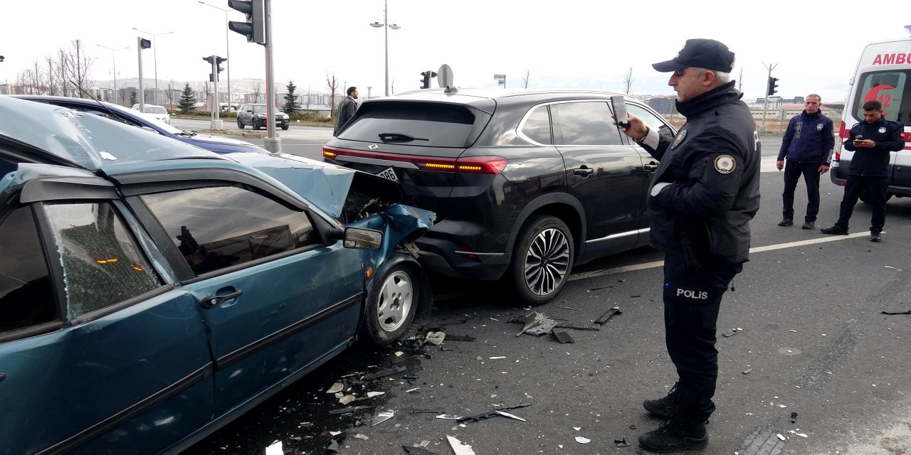 Freni boşalan kamyon zincirleme kazaya neden oldu: 2 yaralı