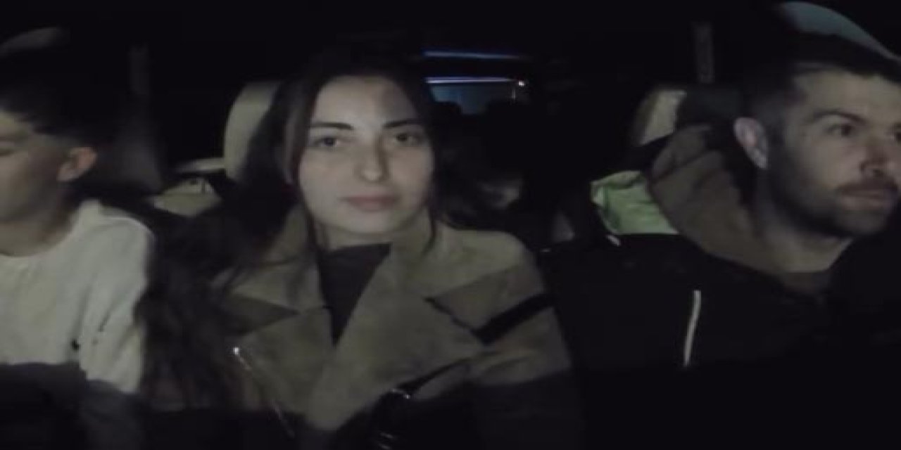 Köpeklerin kovaladığı kişiyi aracına alarak kurtardı