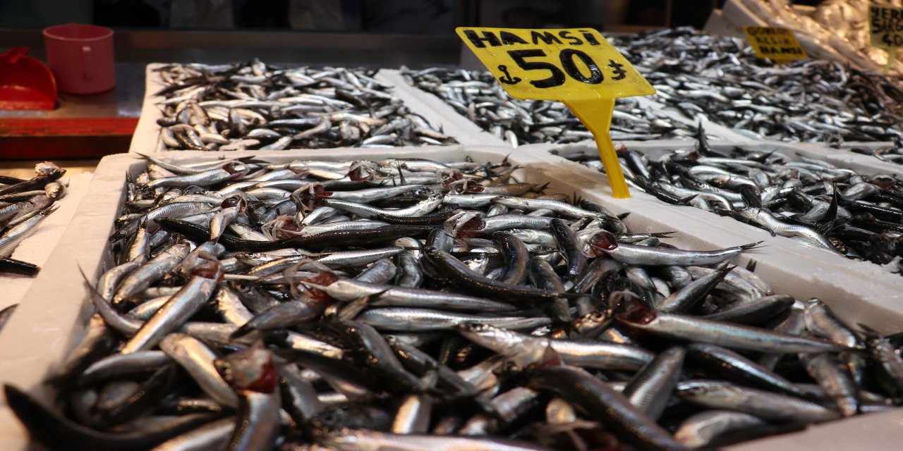 Hamsi bolluğu Trabzon'daki balıkçı tezgahlarında fiyatlara yansıdı