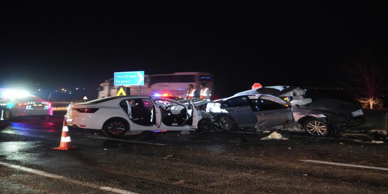 Niğde'de iki otomobilin çarpışması sonucu 3 kişi öldü, 6 kişi yaralandı