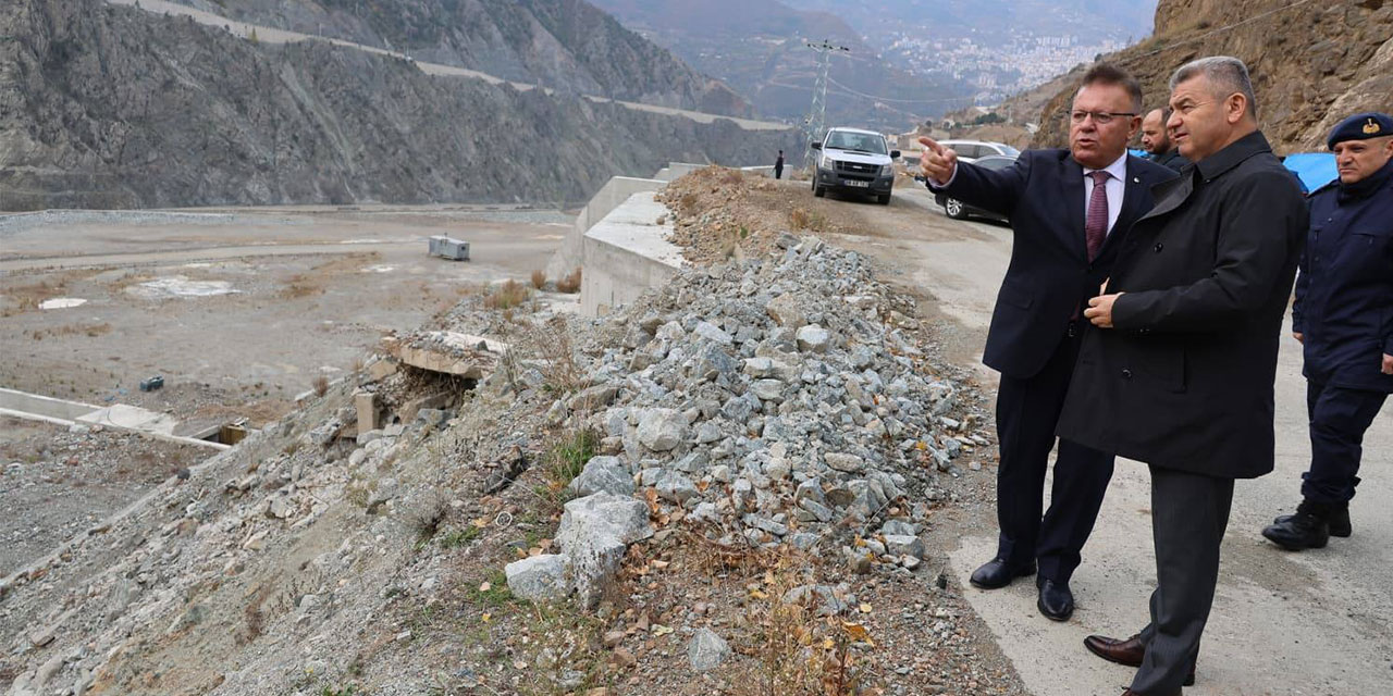 Artvin Valisi Ergün ile Milletvekili Çelik, Artvin Livane Küçük Sanayi Sitesini İnceledi