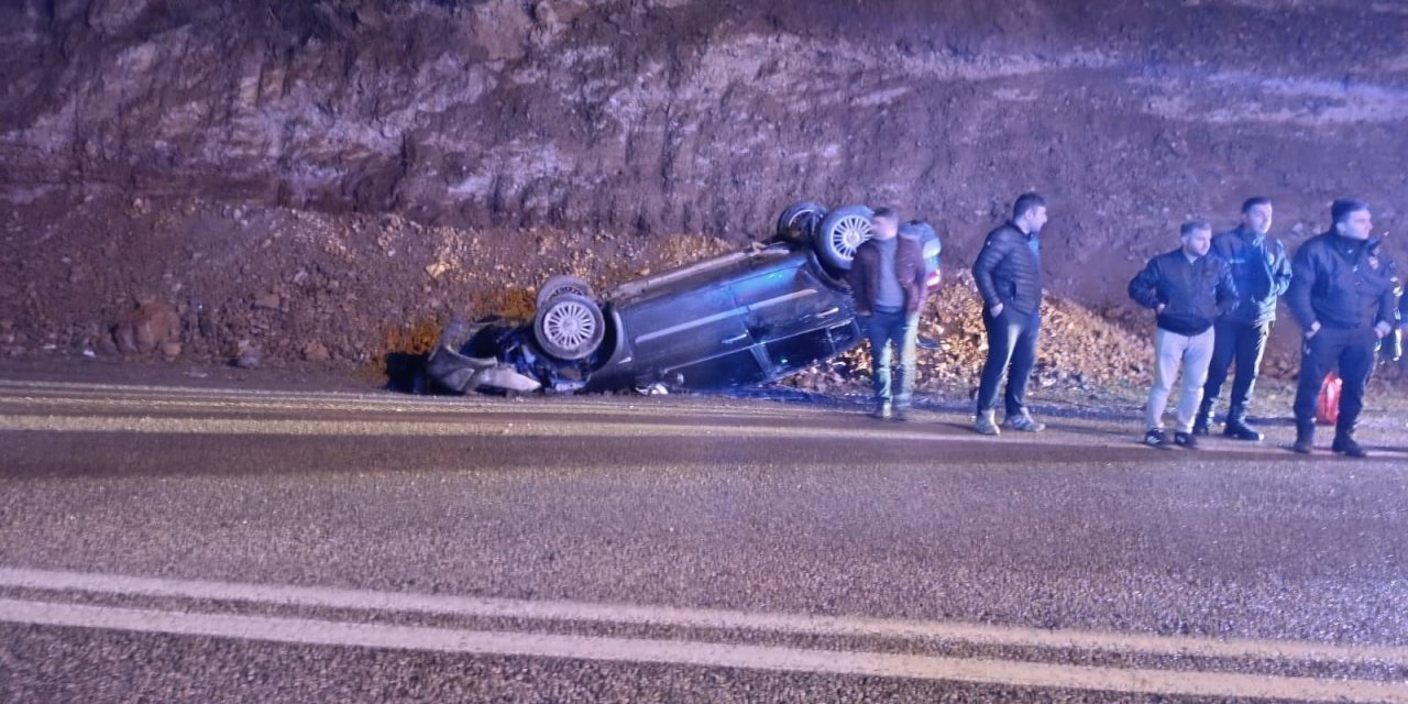 Yola düşen kayalardan kaçan otomobil takla attı: 2 yaralı