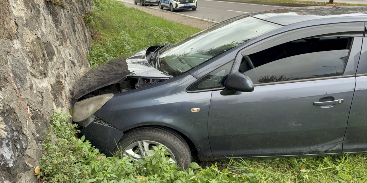 Otomobil istinat duvarına çarptı: İdmana giden futbolcu yaralandı