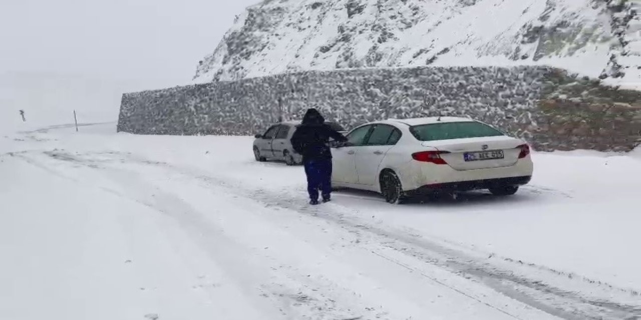Yoğun kar yağışı, Palandöken geçidinde sürücülere zor anlar yaşattı