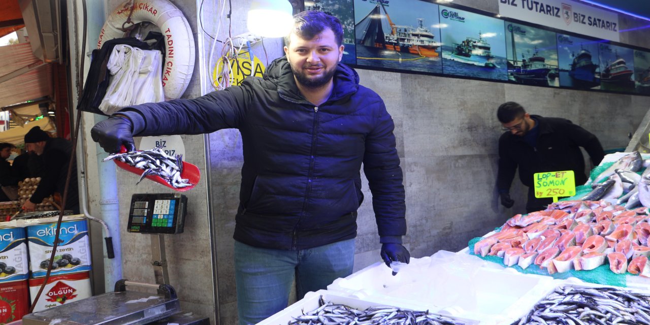 Hava soğudu, balık tezgahları hamsi ile doldu