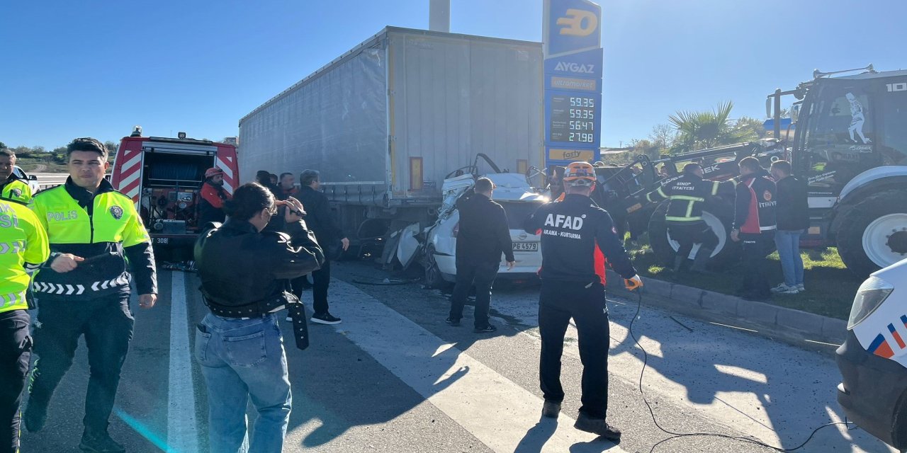 Otomobil, TIR'a arkadan çarptı; öğretmen öldü