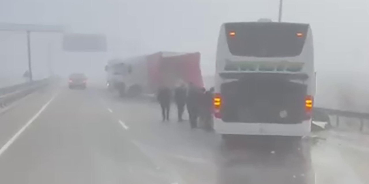 Erzurum ve Kars’ta sis etkili oldu; yolcu otobüsü ile TIR çarpıştı