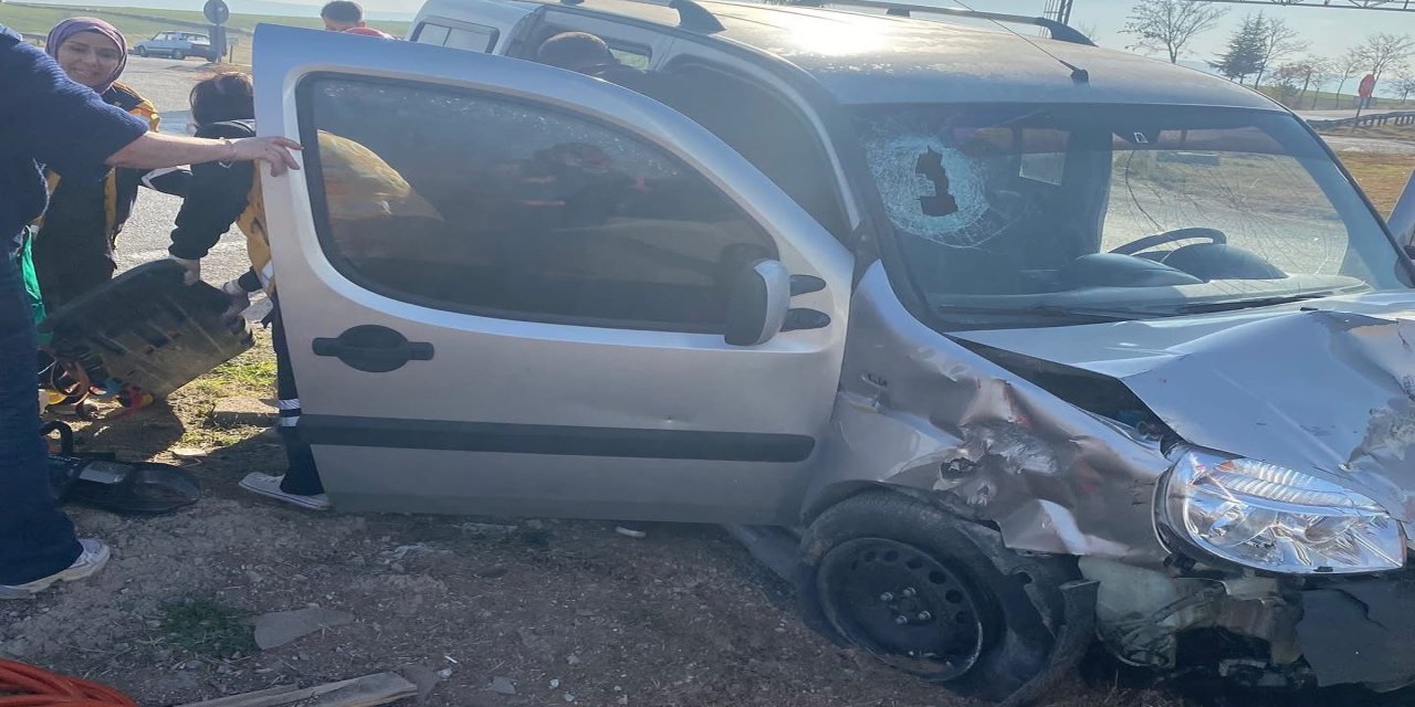 Çankırı'da hafif ticari araç ile otomobil çarpıştı: 1 ölü, 4 yaralı