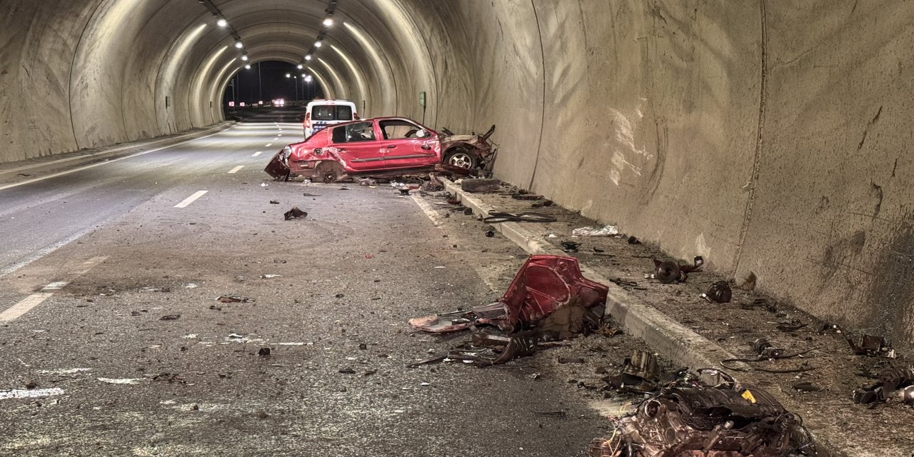 Otomobil tünel duvarına çarptı: 2 yaralı