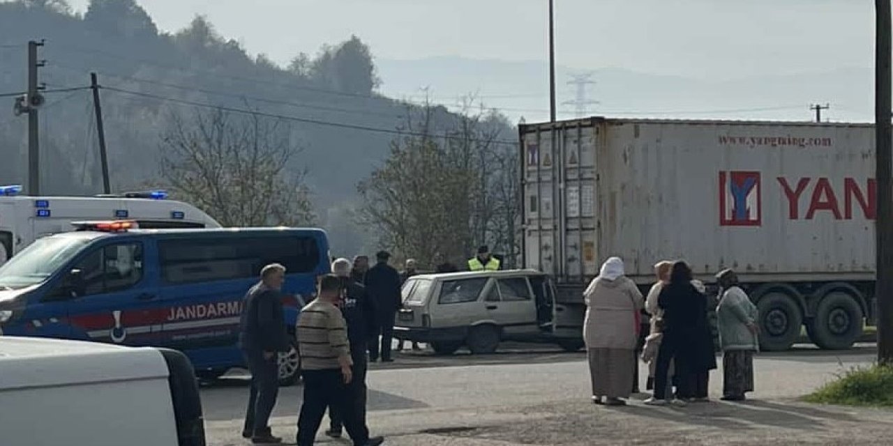 Otomobil tıra ok gibi saplandı: 2 yaralı