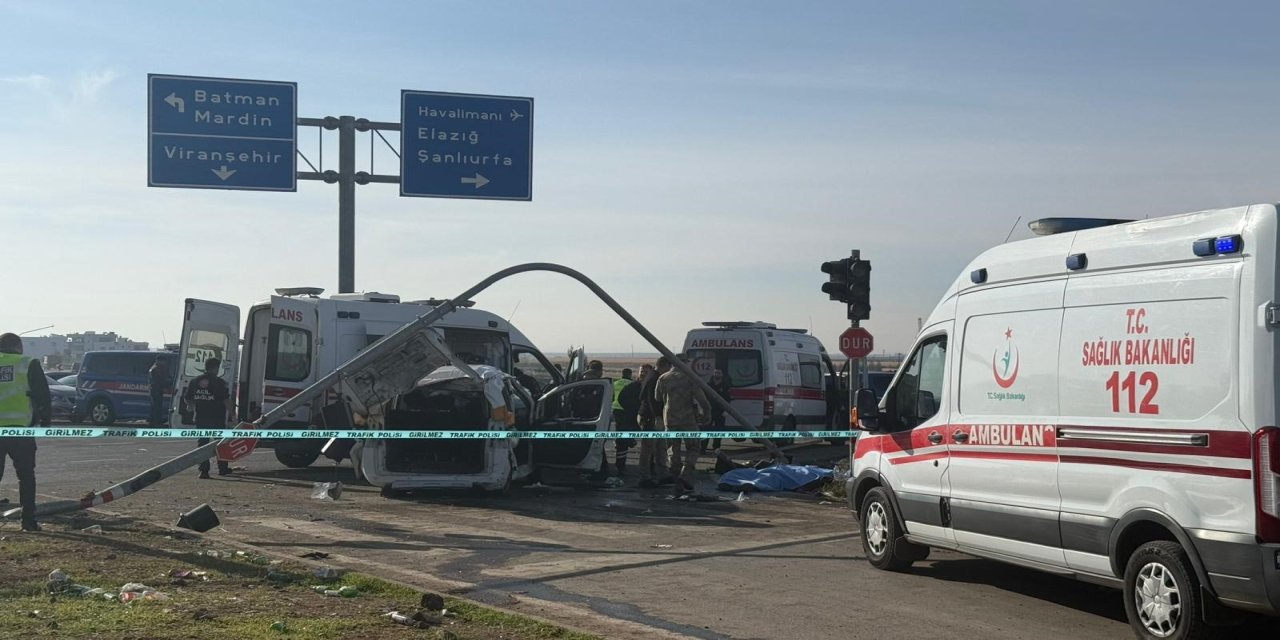 Diyarbakır'da tır ve iki aracı biçti: 2 ölü, 3 yaralı