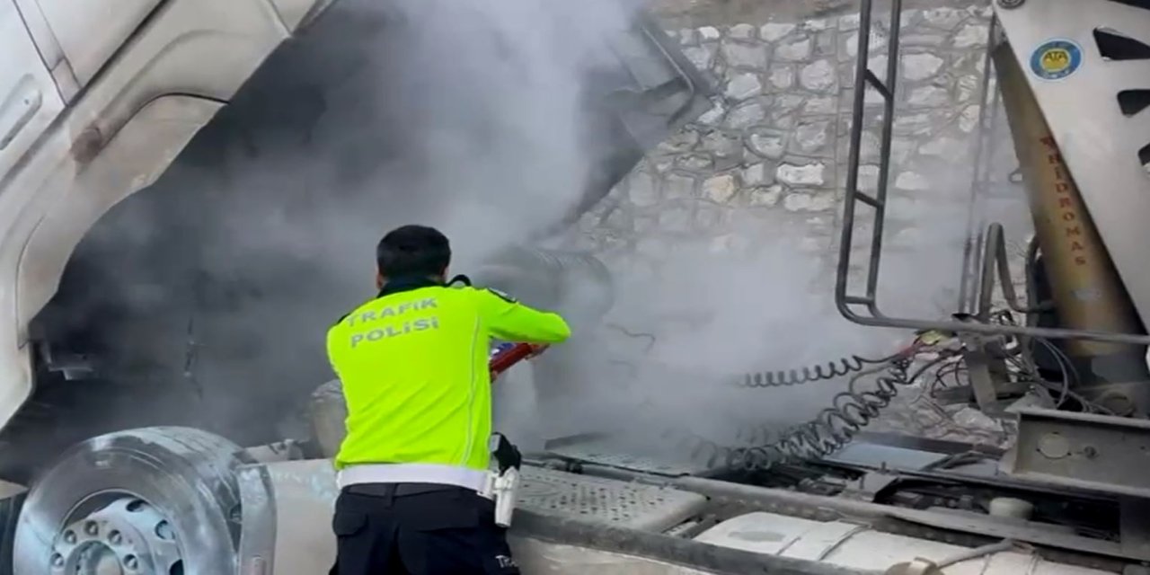 Polis, TIR'da çıkan yangına müdahale etti