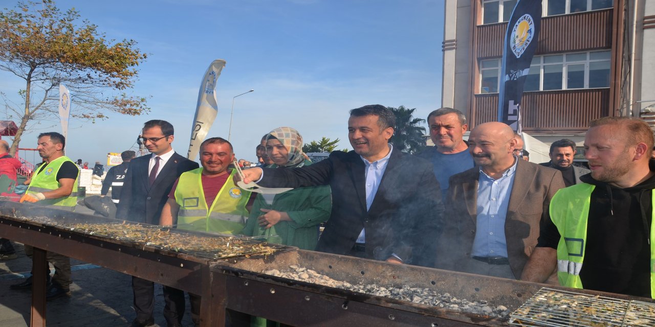 Samsun Yakakent’te Hamsi Festivali'ne yoğun ilgi: 2 saatte 3 ton hamsi tükendi