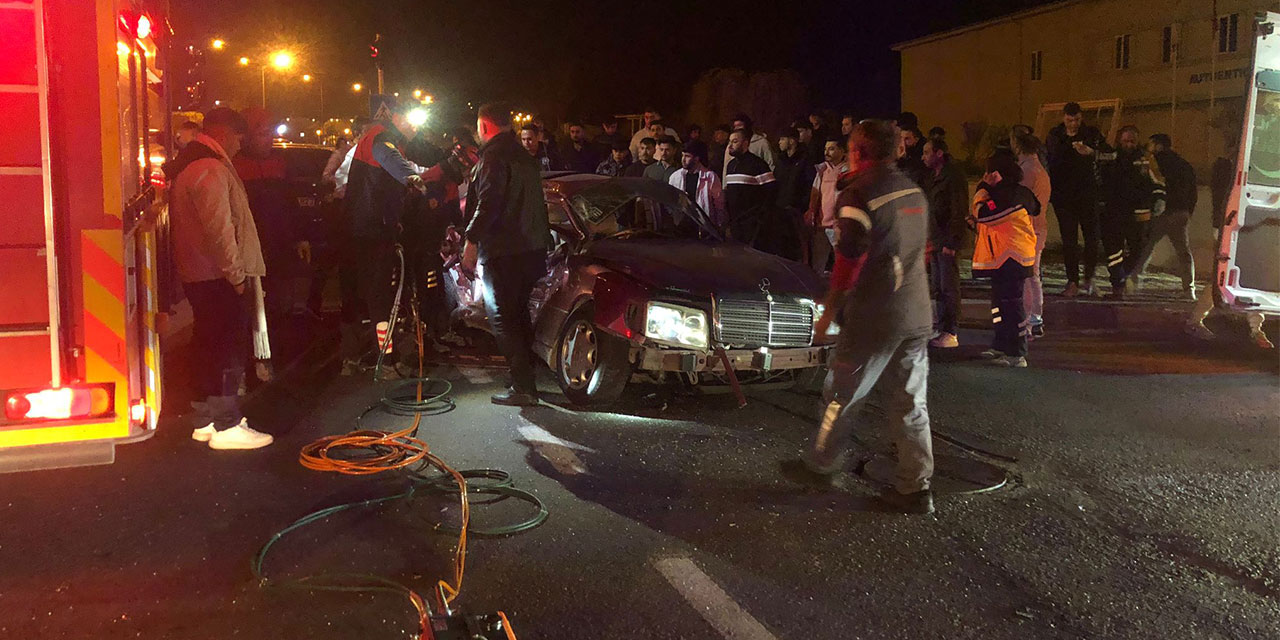 Nevşehir’de tur otobüsü ile otomobil çarpıştı: 2 ölü, 3 yaralı