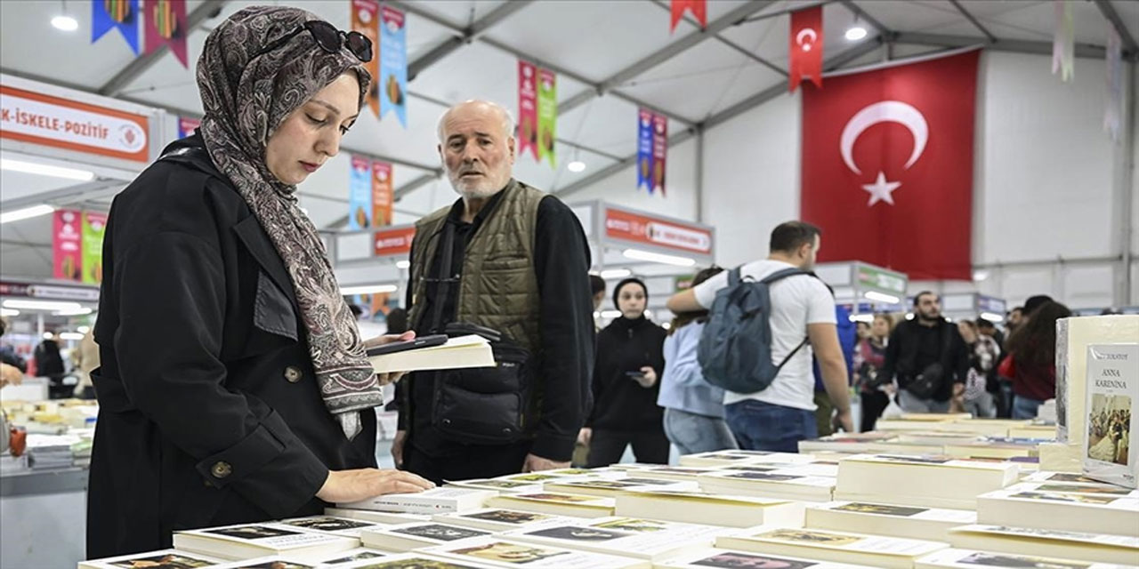 Prof. Dr. Nurullah Genç'in onur konuğu olduğu "6. Ümraniye Kitap Fuarı" başladı