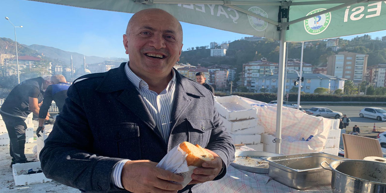 Rize'deki festivalde 2 ton hamsi 2 saatte tüketildi