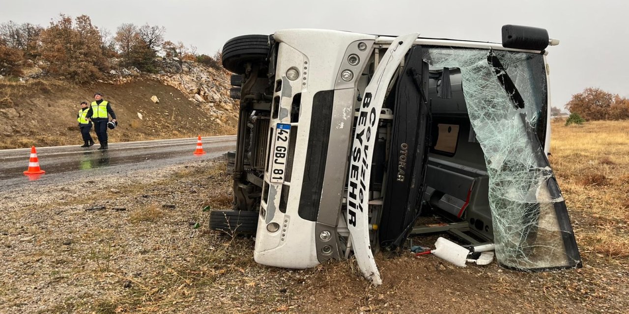 Konya'da okul servisi devrildi; 28'i öğrenci 29 yaralı