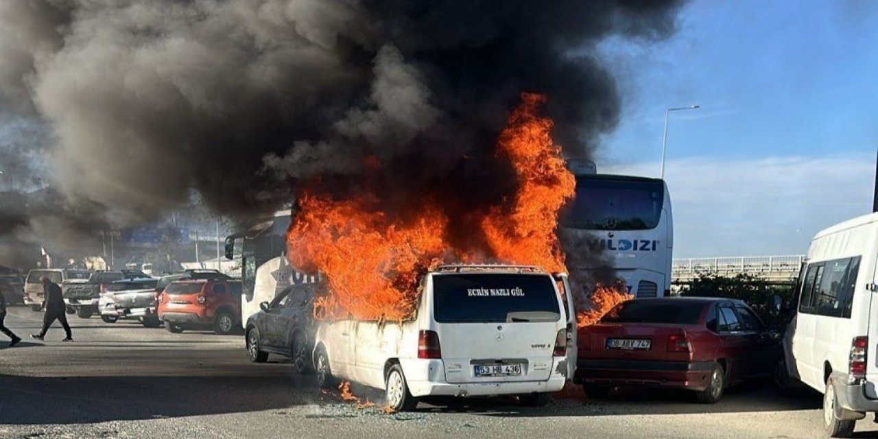 Rize plakalı minibüste yangın korkuttu