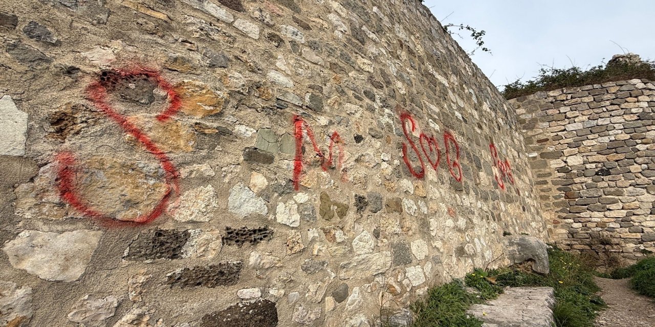 Tarihi kalenin duvarlarını sprey boyayla boyadılar