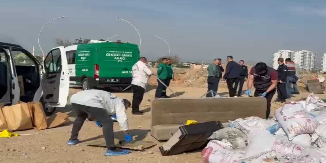 Mersin'de çekyat içerisinde bıçaklanmış erkek cesedi bulundu