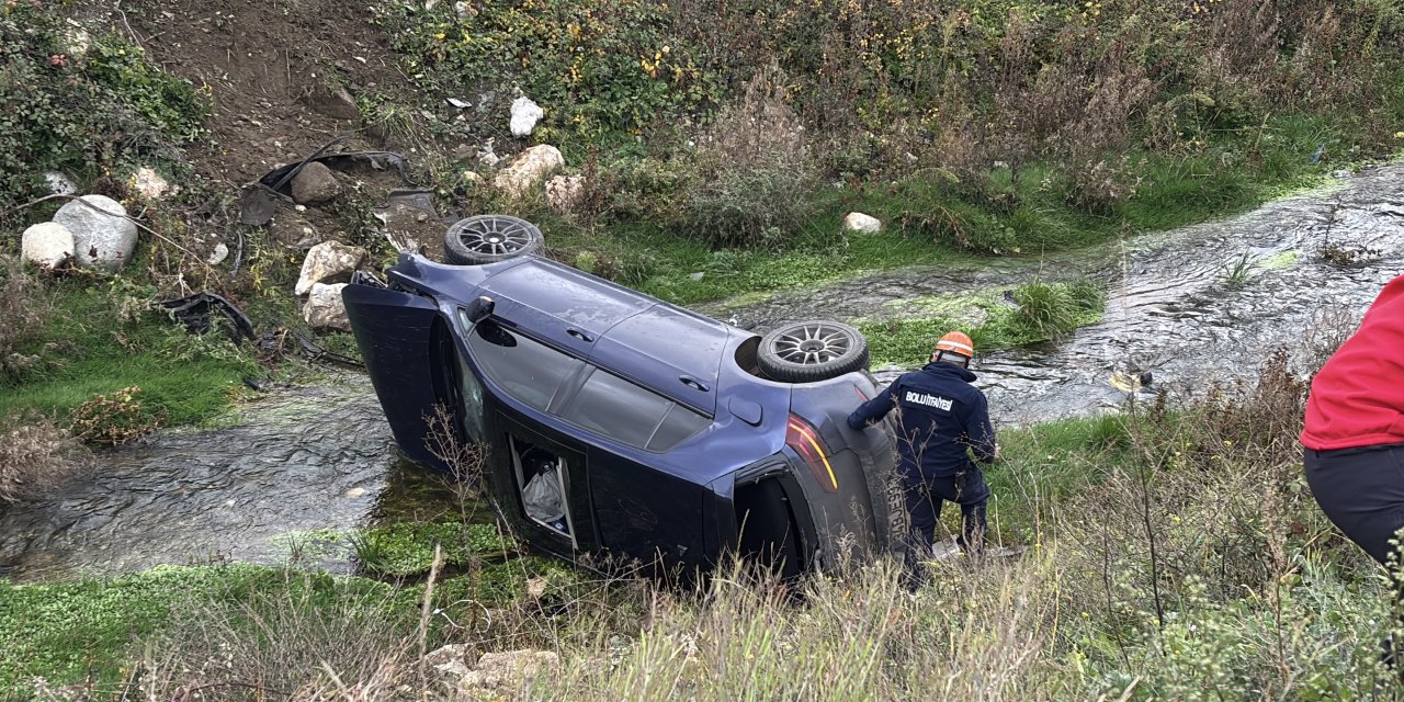 Bolu'da kontrolden çıkan otomobil, dereye uçtu: 2 yaralı