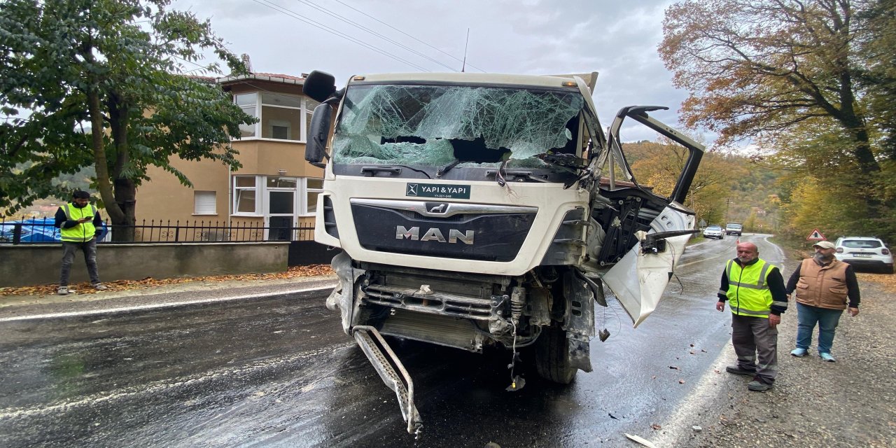 Sinop'ta istinat duvarına çarpan kamyonun sürücüsü yaralandı