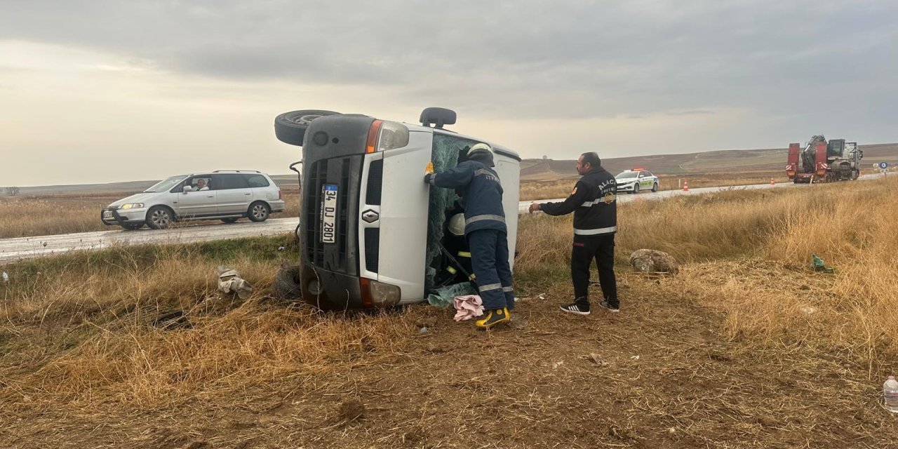 Çorum'da devrilen hafif ticari araçtaki 3 kişi yaralandı