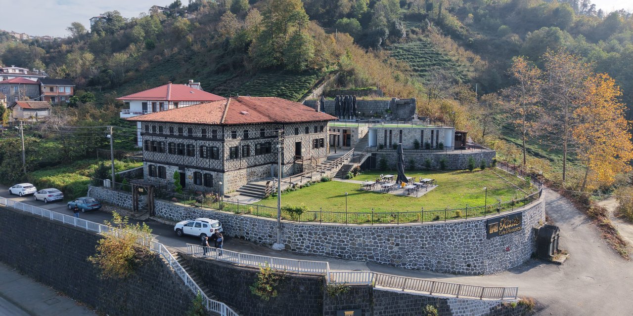 Annesinin hatırasını müzeye dönüştürdüğü konakta yaşatıyor