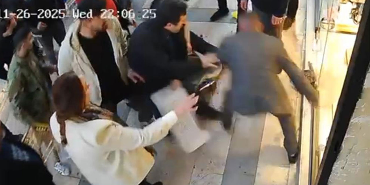 Bıçaklı saldırıya uğrayan kadını, esnaflar meyve kasalarıyla kurtardı... O anlar kamerada