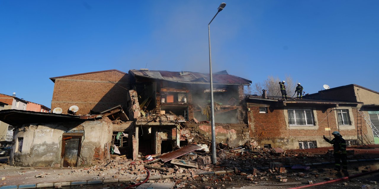 Erzurum'da doğalgaz patlaması: 2 ev çöktü, 1 yaralı